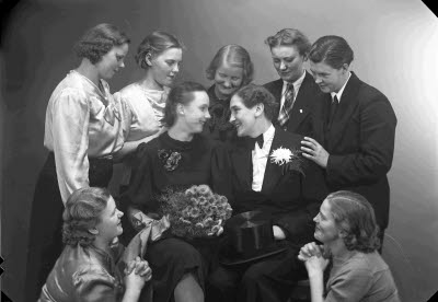 Porträtt av nio damer? Ateljefoto.