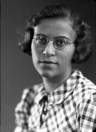 Porträtt av en dam. Ateljefoto.