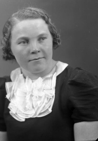 Porträtt av en dam. Ateljefoto.