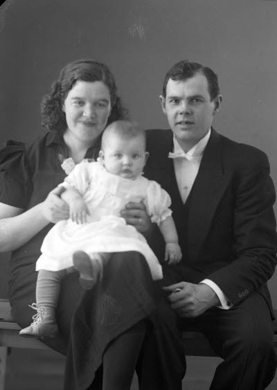 Porträtt av en herre och en dam med ett barn. Ateljefoto.