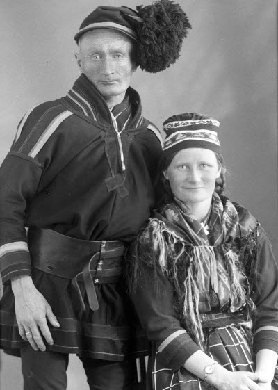 Porträtt av ett par i samedräkter. Ateljefoto.