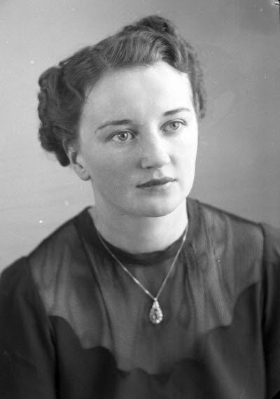 Porträtt av en dam. Ateljefoto.