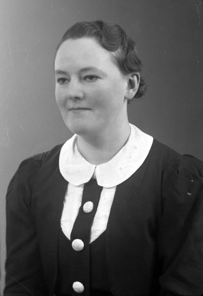 Porträtt av en dam. Ateljefoto.