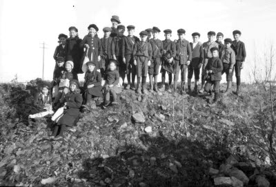 Gruppbild: skolklass på utflykt. Oidentifierade.