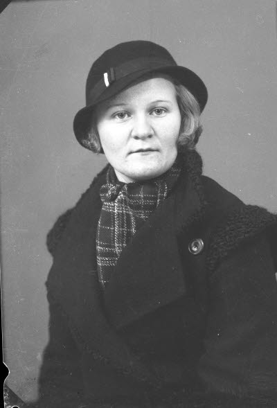 Porträtt av en dam. Ateljefoto.