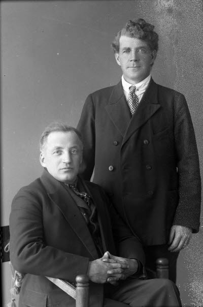 Porträtt av 2 herrar. Ateljefoto.