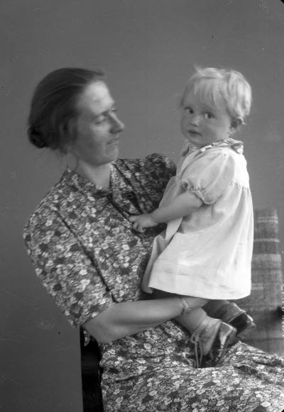 Porträtt av en dam och ett barn. Ateljefoto.