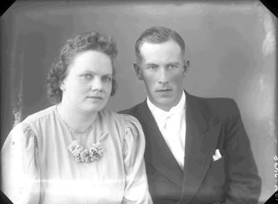 Porträtt av ett brudpar.