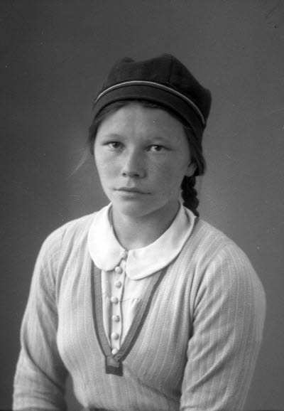 Porträtt av en flicka i samedräkt. Ateljefoto.