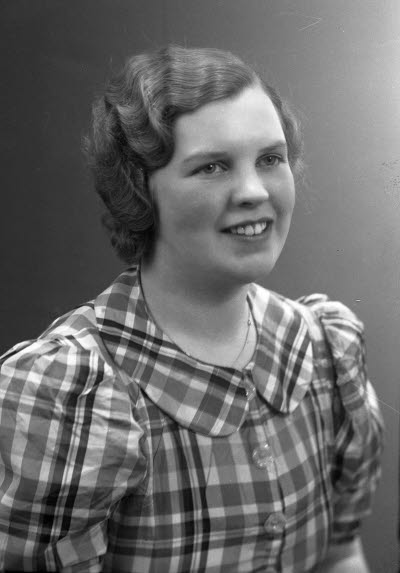 Porträtt av en dam. Ateljefoto.