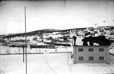 Vy över Hermelin och Johannes från Centralskolan. I förgrunden gymnastiksalen. Salubodarna på torget. 