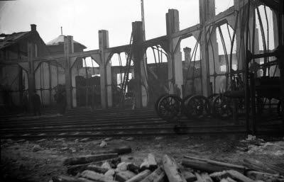 Lokstall under byggnation.