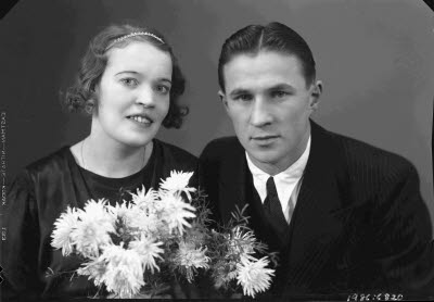 Porträtt av ett brudpar. Ateljefoto.