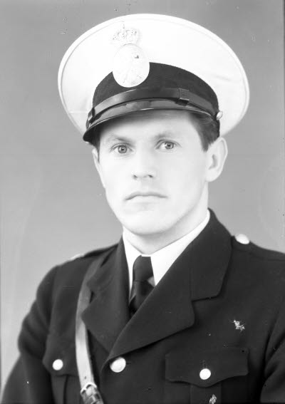 Poliskonstapel; porträtt av en herre i polisuniform.