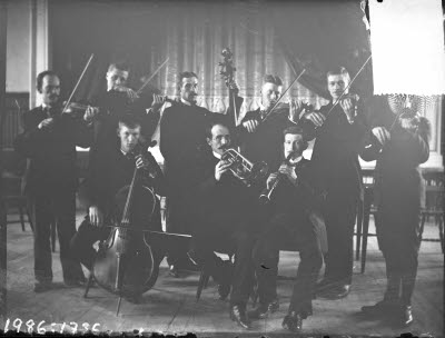 Gruppbild musiksällskapet PLS; På Lediga Stunder. Till höger i bild: Fritz Svedberg.