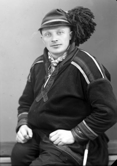 Porträtt av en herre i samedräkt. Ateljefoto.