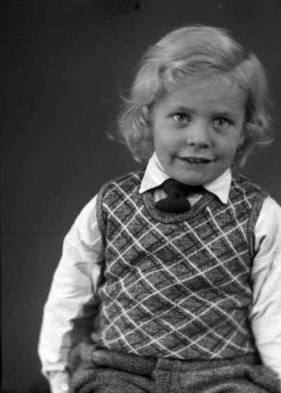 Porträtt av ett barn; en pojke. Ateljefoto.