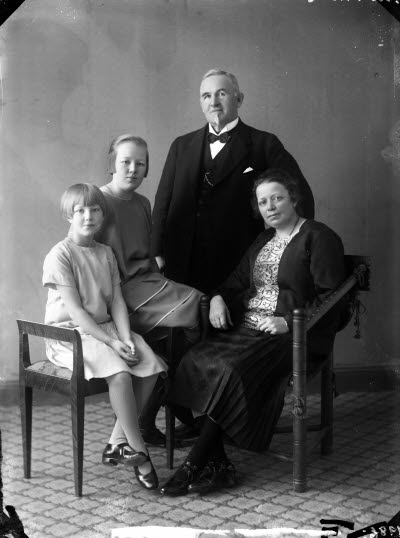 Porträtt av familj. Ateljefoto.