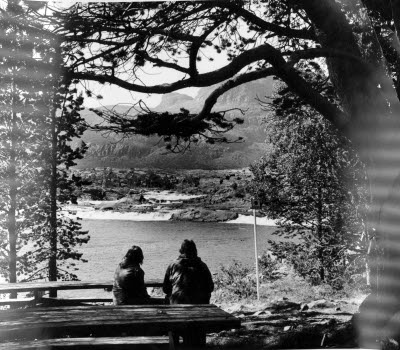 Stora Sjöfallet. Ett par på en bänk vid vattnet.