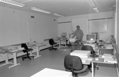 Inredning av nytt datarum för utbildningar.