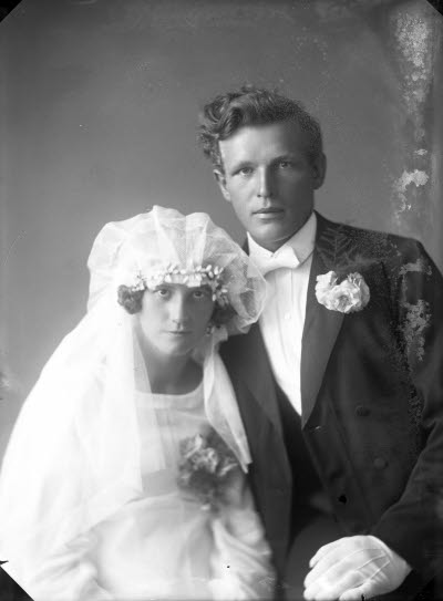 Porträtt av ett brudpar, bröllopsfoto. Ateljefoto.