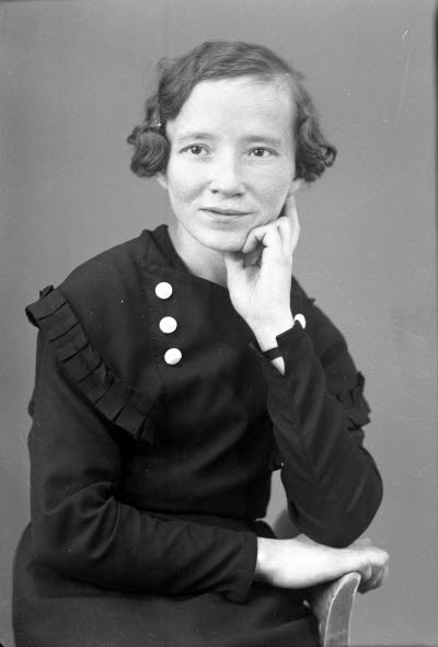 Porträtt av en dam. Ateljefoto.