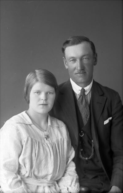 Porträtt av ett par. Ateljefoto.