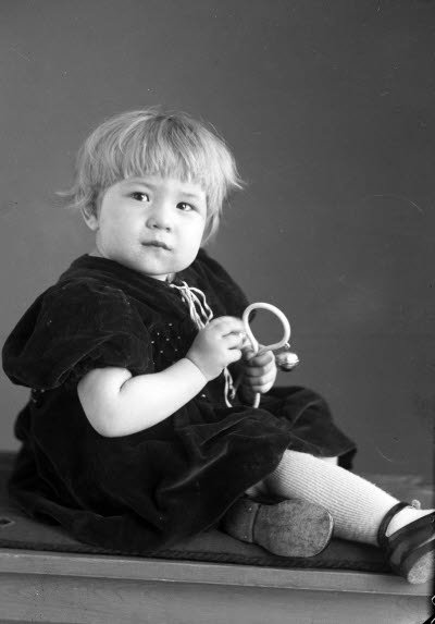 Porträtt av ett barn; en flicka. Ateljefoto.