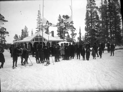 Skidtävling vid skjutbanan; mål. Skidtävlare och publik.