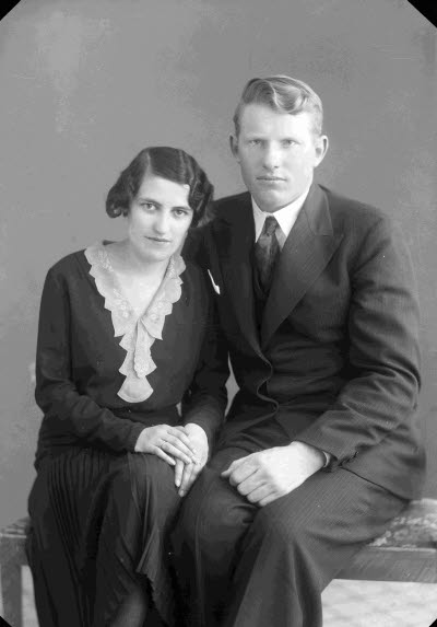 Porträtt av ett par; en herre och en dam. Ateljefoto.