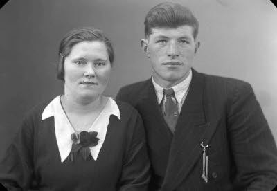 Porträtt av ett par; en dam och en herre. Ateljefoto.