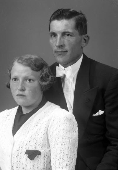 Porträtt av ett par; en herre och en dam. Ateljefoto.