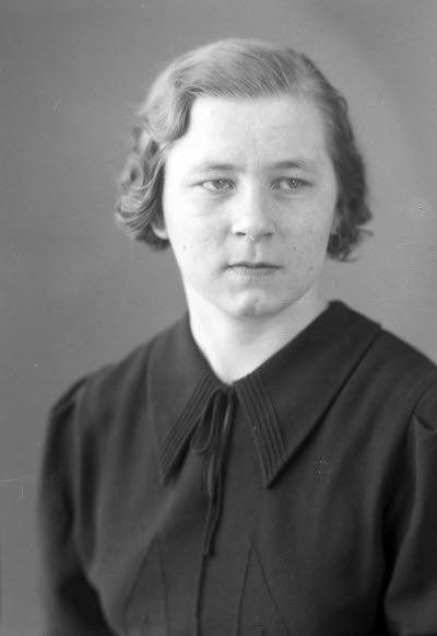 Porträtt av en dam. Ateljefoto.