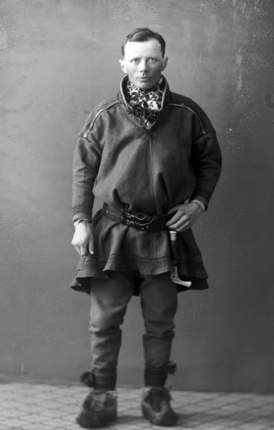 Porträtt av en herre i samedräkt. Ateljefoto.