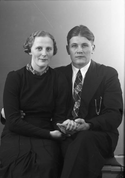 Porträtt av ett par; en dam och en herre. Ateljefoto.