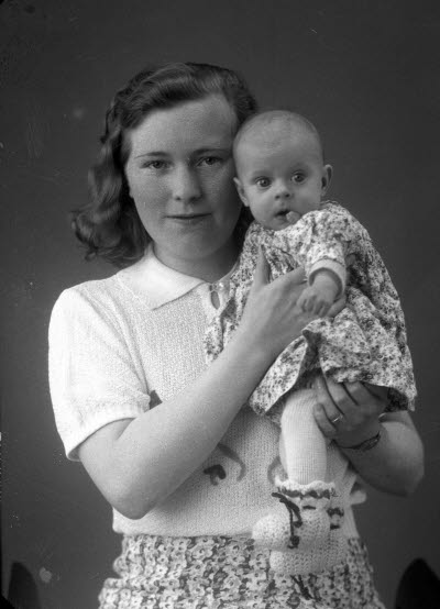 Porträtt av en dam och ett barn; mor och barn. Ateljefoto.