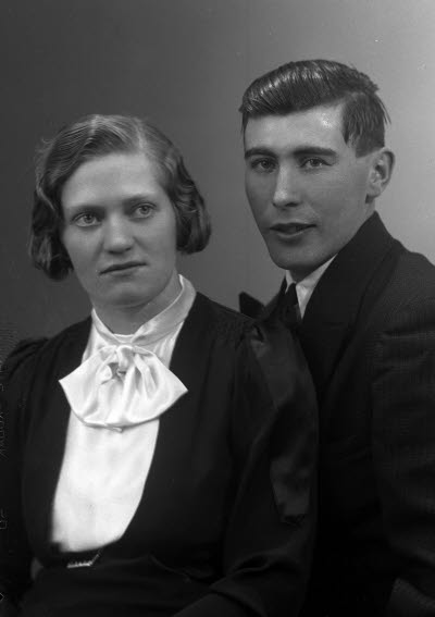 Porträtt av ett par; en dam och en herre. Ateljefoto.