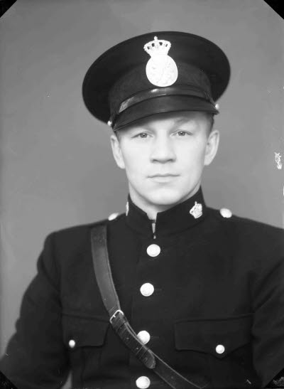 Poliskonstapel; porträtt av en herre i polisuniform.