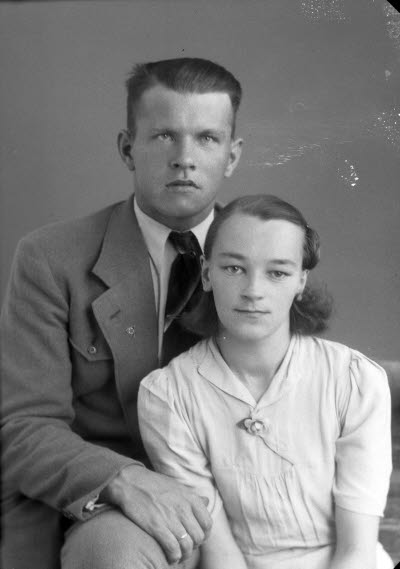 Porträtt av ett par; en herre och en dam. Ateljefoto.