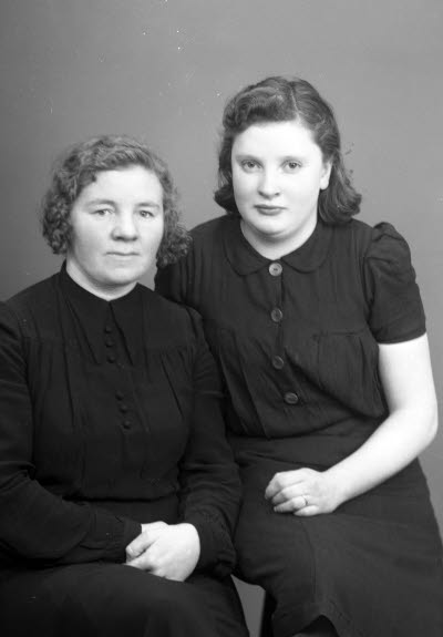 Porträtt av två damer. Ateljefoto.