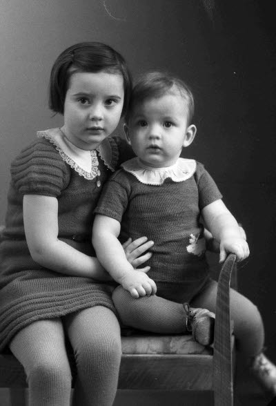 Porträtt av två barn. Ateljefoto.