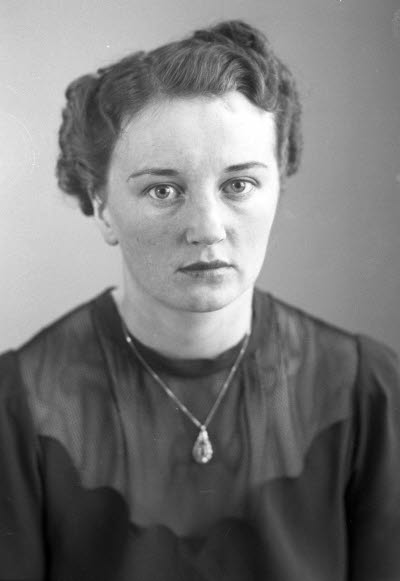 Porträtt av en dam. Ateljefoto.