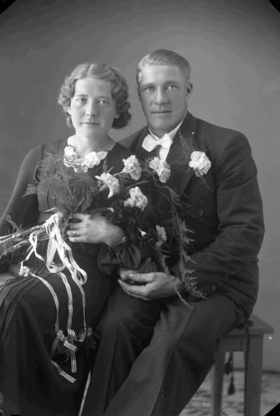 Porträtt av ett brudpar. Ateljefoto.