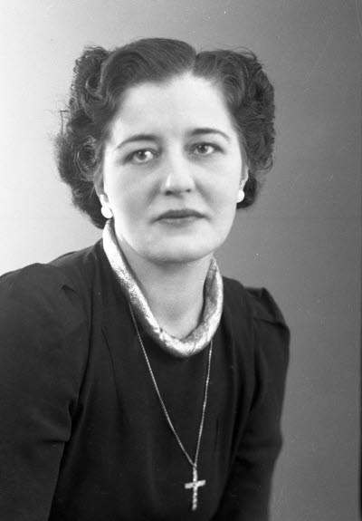 Porträtt av en dam. Ateljefoto.