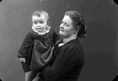 Porträtt av en dam och ett barn; Ateljefoto.