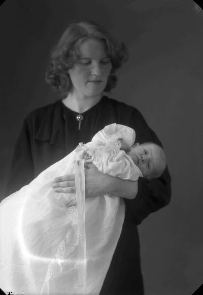 Porträtt av en dam och ett barn; mor och barn. Ateljefoto.