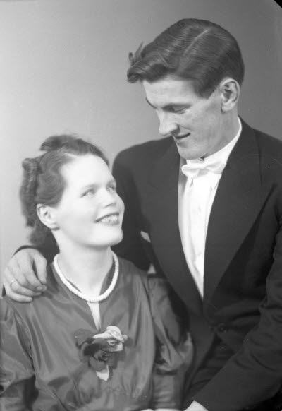 Porträtt av ett par; en herre och en dam. Ateljefoto.