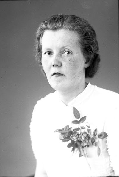 En flicka. Konfirmationsfoto?