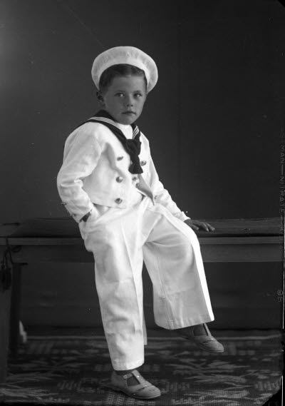 Porträtt av ett barn; en pojke i sjömanskostym. Ateljefoto.