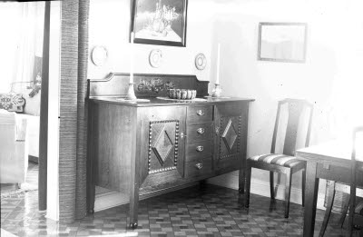 Interiör; vardagsrum. Linneskåp.